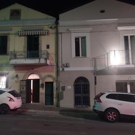 La Puteka Short Rent Nel Cuore Di 바스토 외부 사진